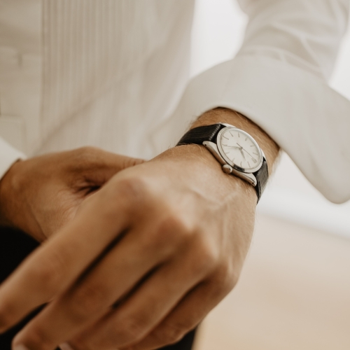 Man do up his cuff links